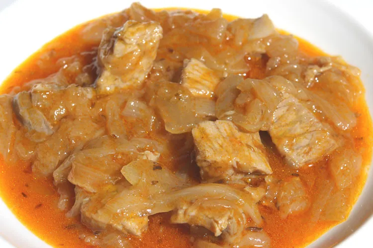 Atún encebollado